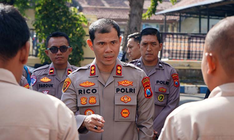 KENYANG PENGALAMAN: Kapolres Probolinggo Kota, AKBP Rico Yumasri saat berdiskusi dengan jajaran anggotanya.
