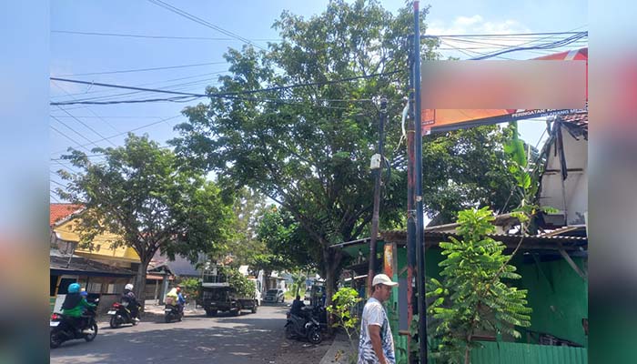 JADI SOROTAN: Salah satu tiang wifi yang dipasang di Kelurahan/ Kecamatan Mayangan, Probolinggo. Pemasangan itu memicu polemik. (Inneke Agustin/ Radar Bromo)