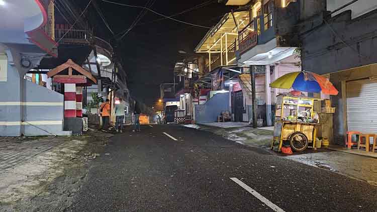 WISATA MALAM: Salah satu sudut jalan Pesanggrahan di Lingkungan Tretes, Kelurahan/Kecamatan Prigen, tampak sepi. Kanan-kiri jalan banyak terdapat villa dan kamaran.