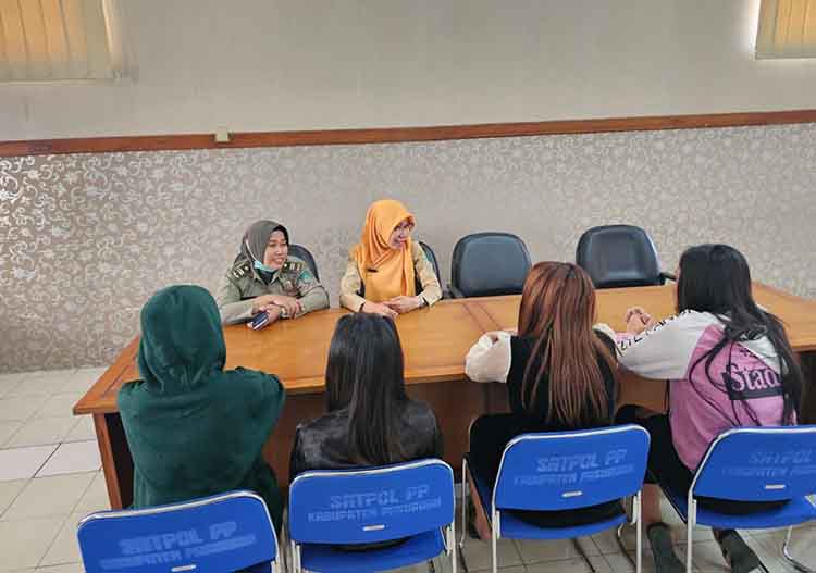 TERJARING RAZIA: Sejumlah PSK Tretes terjaring razia dan mendapatkan pembinaan di Kantor Satpol PP Kabupaten Pasuruan, beberapa waktu lalu.