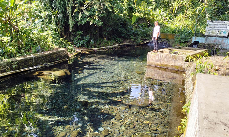 JERNIH: Kondisi air kolam yang berada di kawasan Sumber Kaligopet tampak jernih dan menyegarkan. Kolam tersebut, kerap menjadi jujukan untuk mandi. Khususnya anak-anak.