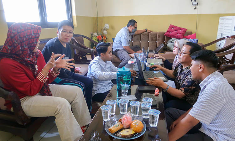 TELAAH: Tim Bappelitbangda Kabupaten Pasuruan meneliti kelengkapan berkas peserta Inopamas kemarin.