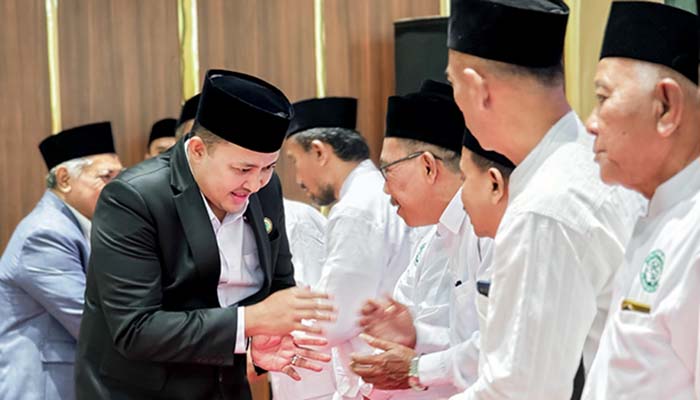 SALAMI: Bupati Pasuruan Mas Rusdi saat menyalami pengurus MUI Kecamatan yang baru dikukuhkan. Keberadaan saran dan kritikan serta masukan MUI, sangat dibutuhkan untuk kemajuan Kabupaten Pasuruan.