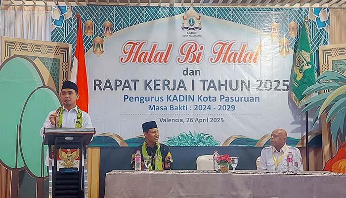 Wali Kota Pasuruan Adi Wibowo (kiri) membuka langsung Rapat Kerja KADIN Kota Pasuruan didampingi Wakil Wali Kota Pasuruan M. Nawawi (tengah) dan Ketua KADIN Kota Pasuruan Ahmad Yani (kanan)