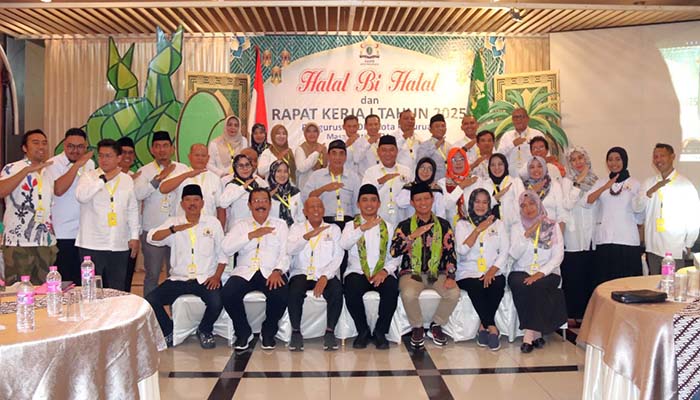 Wali Kota Pasuruan dan Wakil Wali Kota Pasuruan bersama seluruh Pengurus KADIN Kota Pasuruan.