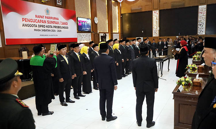 PELANTIKAN: Sejumlah anggota DPRD Kota Probolinggo saat dilantik. Saat era Belanda, ada 13 orang yang masuk dewan kota. Namun kini, ada sebanyak 30 anggota.