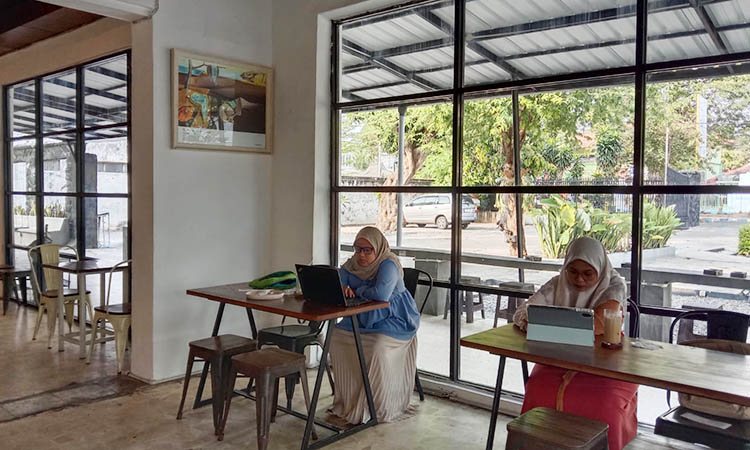 NUGAS: Tak hanya menjadi tempat nongkrong, karena kedai setempat juga menjadi tempat untuk mengerjakan tugas.