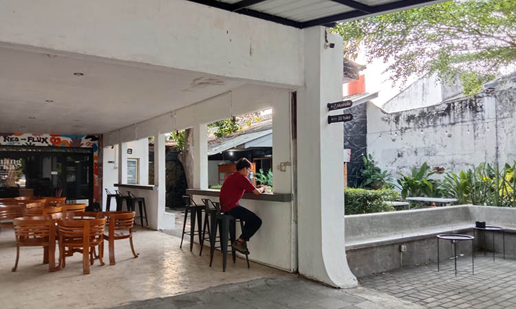 SANTAI: Suasana yang tenang, membuat Kedai Kopi dengan konsep Open Space tersebut menjadi tempat yang nyaman untuk sekedar nongkrong sendiri ataupun bersama teman.