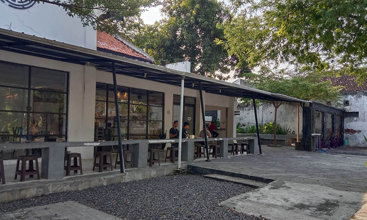 TEDUH: Pengunjung salah satu kedai kopi yang ada di wilayah Probolinggo, tengah bersantai di ruang semioutdoor menikmati menu yang dipesan.