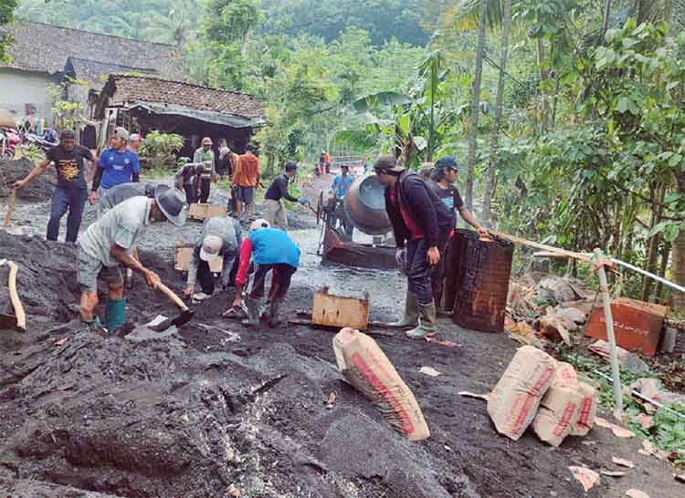 PEMBANGUNAN: Sejumlah pekerja menggarap pembangunan jembatan di Dusun Kalianyar Barat, Desa Kedungsumur.