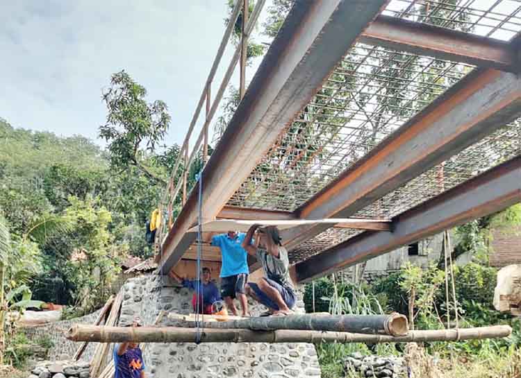 PEMBANGUNAN: Sejumlah pekerja menggarap pembangunan jembatan di Dusun Kalianyar Barat, Desa Kedungsumur.