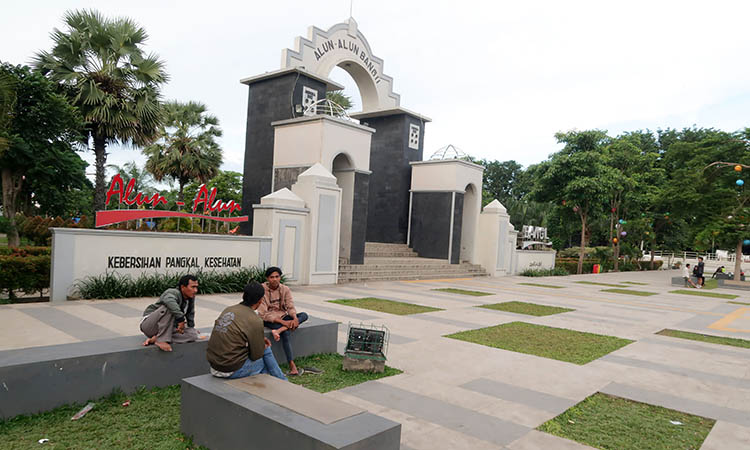 BERSANTAI: Alun-Alun Bangil yang menjadi tempat wisata murah bagi warga. Tak heran, jika keberadaan alun-alun setempat, kerap menjadi tempat bersantai bagi masyarakat.