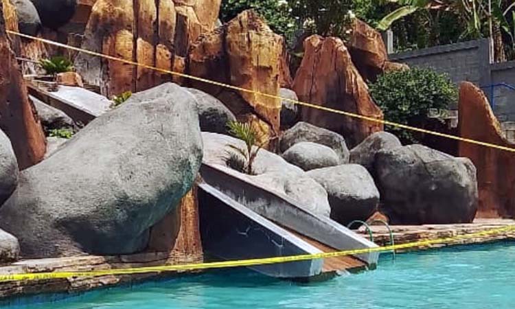 DI-POLICE LINE: Lokasi seluncur di kolam, tempat korban ditemukan pingsan lalu meninggal. (Istimewa)