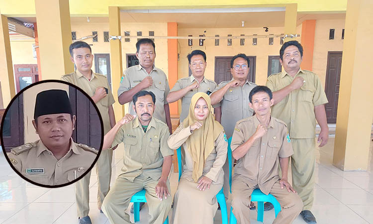 Jajaran Perangkat Desa Kapasan dan Kepala Desa Kapasan Liyanto (Inset)
