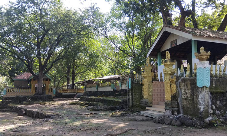 BANYAK DIKUNJUNGI: Wisata religi Gunung Sir yang kerap dikunjungi orang dari luar Pasuruan.