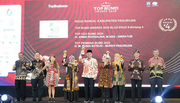 MEMBANGGAKAN: Bupati Pasuruan, Mas Rusdi saat meraih penghargaan Top Pembina BUMD 2025. Direktur RSUD Bangil dan Direktur RSUD Grati juga sama-sama meraih TOP CEO BUMD 2025