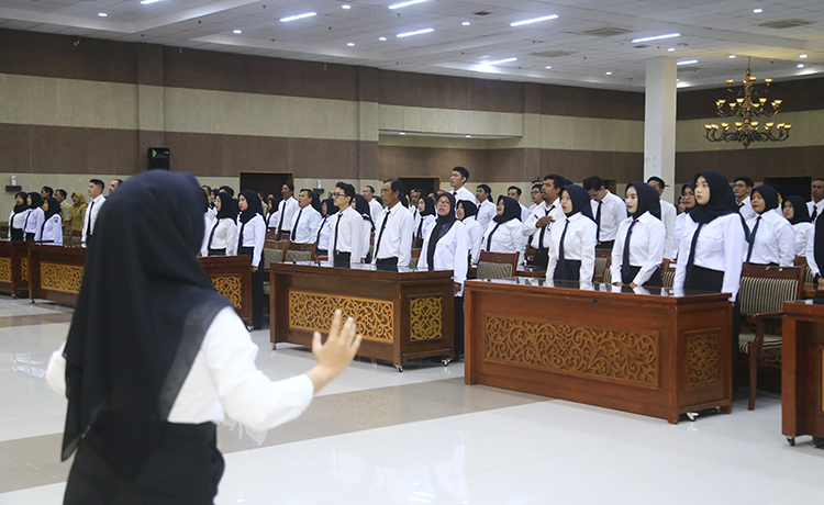 ABDI NEGARA: Sejumlah pegawai Pemkab Probolinggo yang menerima SK PNS dan PPPK formasi 2024. Total ada 93 pegawai yang menerima SK tersebut yang terdiri dari 56