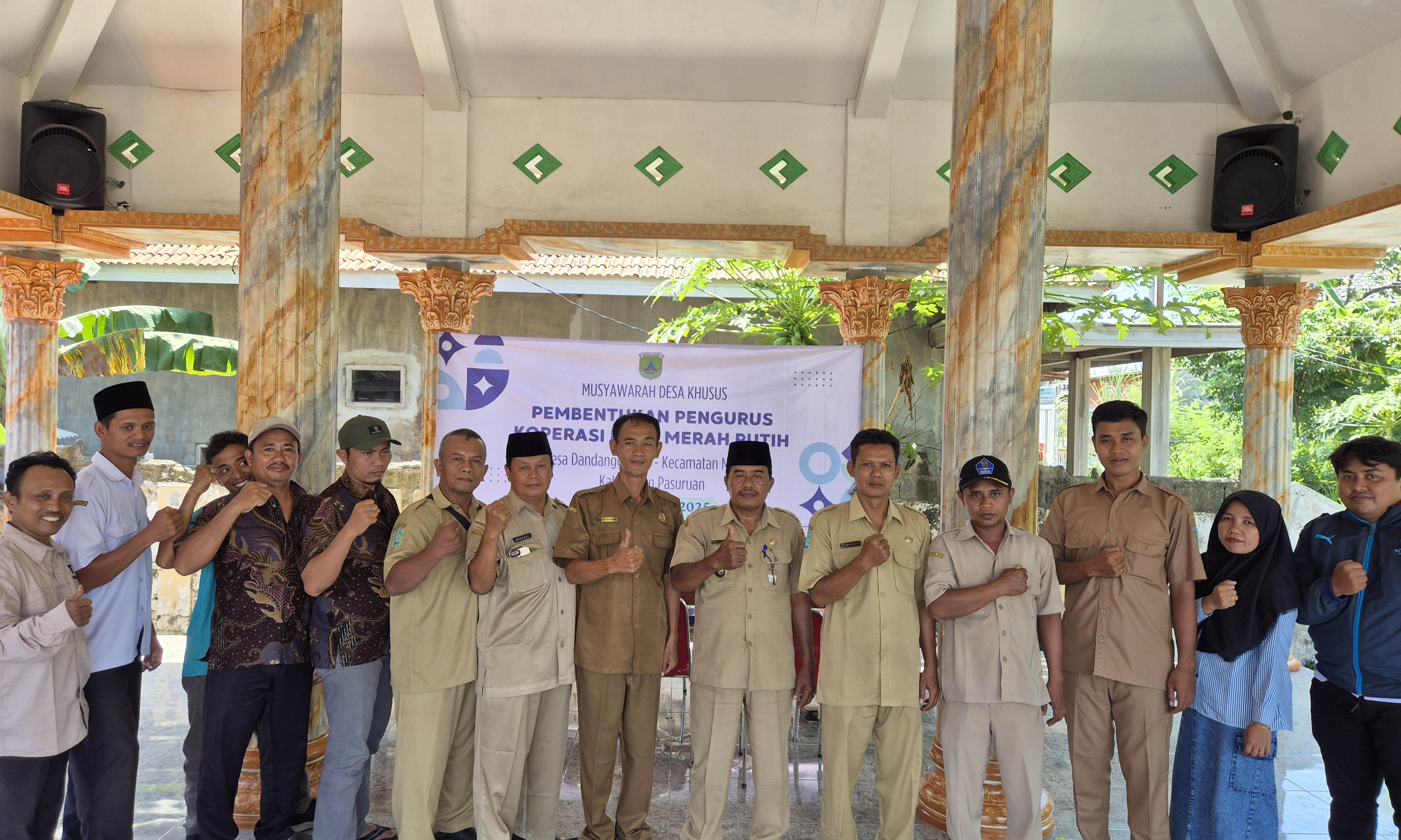 JAGA KEKOMPAKKAN: Kades Dandanggendis Sadi Wiharjo (mbuh seng ndi) bersama perangkat desa.