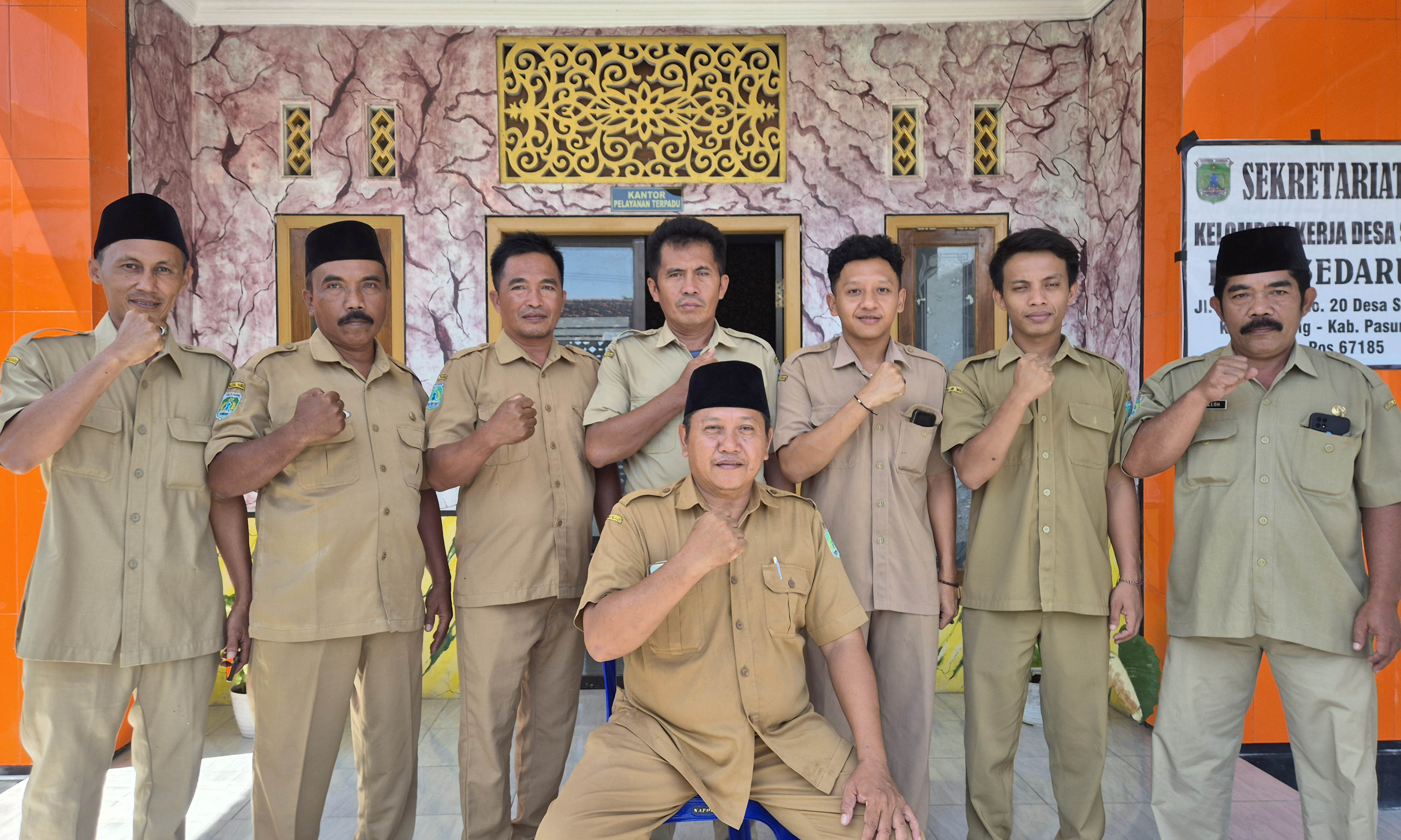 LAYANI MASYARAKAT: Kades Sedarum Mohamad Halimi (tengah) bersama perangkat.