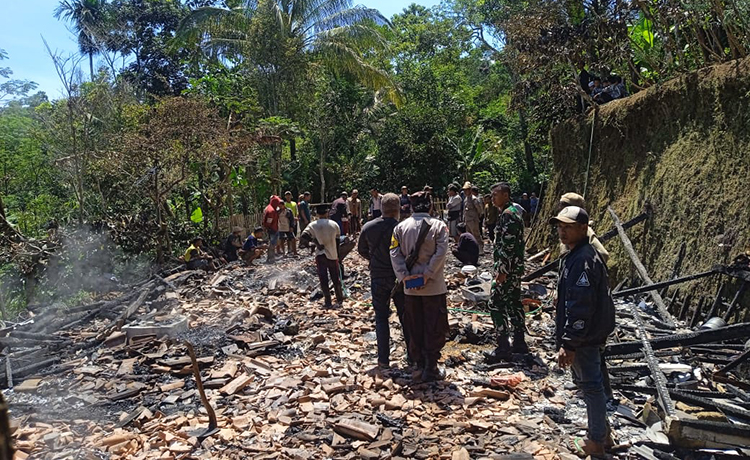 LUDES: Rumah Sunarto, warga Dusun&nbsp; Sumberkapong, Desa Sumberduren, Kecamatan Krucil ludes dilalap api saat ditinggal ke ladang kopi.
