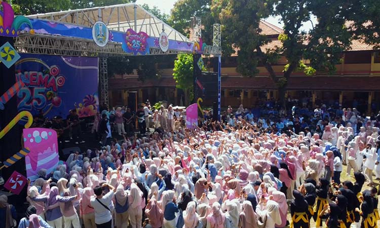 ANTUSIAS: Para siswa-siswi nampak antusias saat penampilan Twentynine dalam puncak SINEMA 25, Senin siang (28/04).