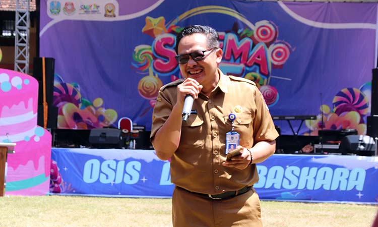 (2)	KACABDIN : Kacabdin Iwan Triono saat menyempaikan apresiasi atas digelarnya pensi SINEMA 25 di SMK Negeri 1 Probolinggo.