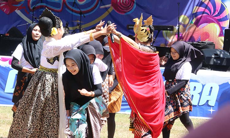 (4)	DOLANAN : Dolanan sebagai tradisi permainan tradisional yang kini mulai tergerus jaman, disajikan dalam drama musikal.