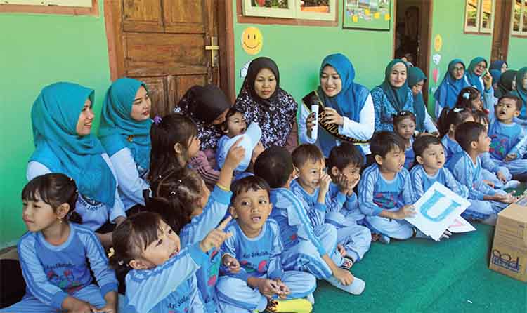 LITERASI: Ning Marisa Juwita Sari Moh. Haris mengajak para anak didik TK PKK Buah Hati Desa Segaran berinteraksi. Sekaligus memotivasi para guru dan orang tua.