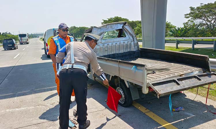 Kondisi Pikap Traga usai terguling di ruas tol Gempol-Pasuruan, Selasa (29/4).