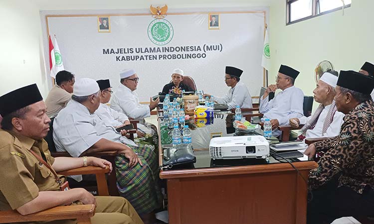 SOROTI PEREDARAN MIRAS: Forum Peduli Akhlak dan MUI Probolinggo bersama sejumlah pihak membahas dugaan pesta miras di Stadion Gelora Merdeka Kraksaan.