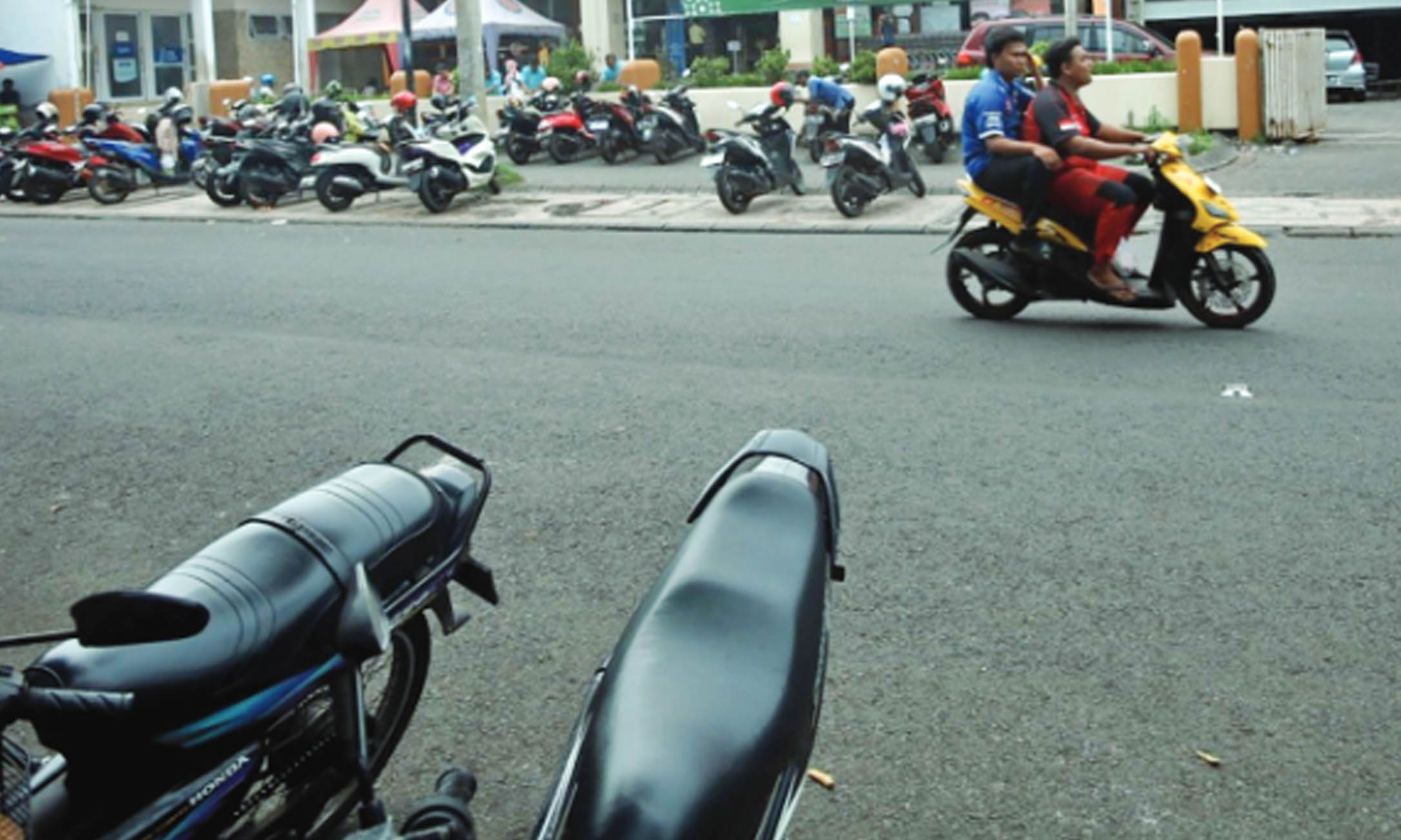 SUMBER PAD: Sejumlah kendaraan roda dua pakir di tepi Jalan dr. Soetomo, Kota Probolinggo, beberapa waktu lalu.