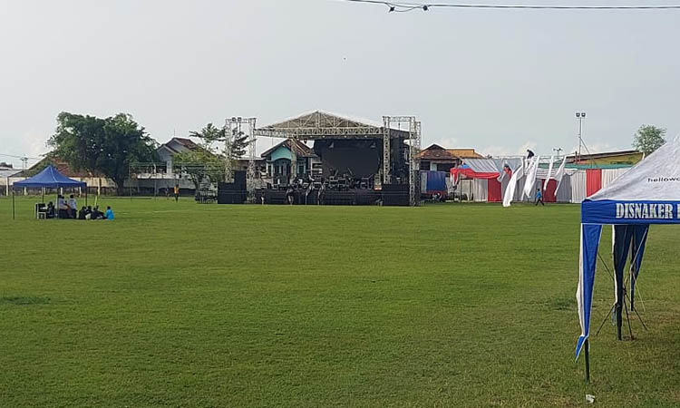 VENUE: Stadion Plumbon sudah berdiri tenda-tenda dan panggung besar sejak Rabu (30/4).