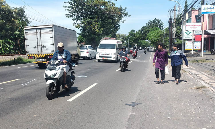 LOKASI KEJADIAN: Lalu lintas di Jalan Ir Juanda pagi kemarin setelah terjadinya kecelakaan. Nampak tanda di aspal, lokasi korban ditabrak.
