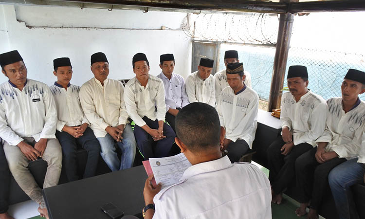 PENUHI HAK: Petugas melaksanakan sidang terhadap 13 warga binaan sebelum diajukan untuk diberikan hak pemasyarakatan.