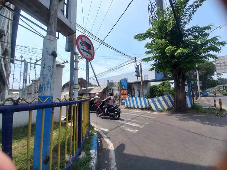 RUSAK: Plang nama jalan di Jalan Panglima Sudirman, Di simpang empat Randupangger Kota Probolinggo, rusak.