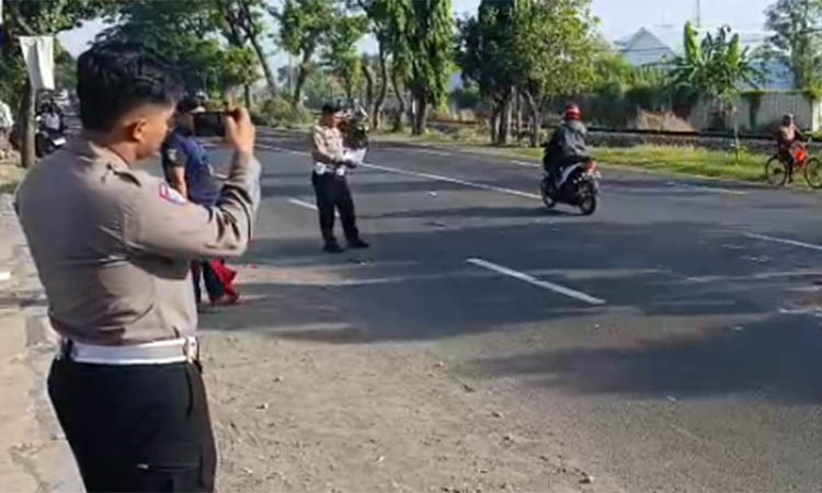 CARI PETUNJUK: Polisi melakukan olah TKP di Jalan Ir Juanda Kota Pasuruan, lokasi korban ditabrak truk, Rabu (30/4) pagi.