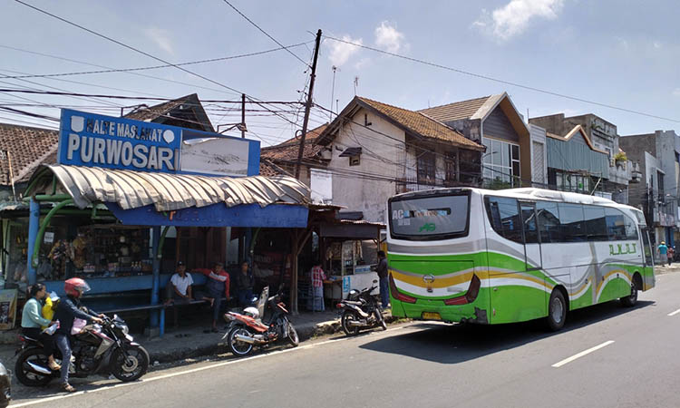 RUSAK: Halte yang ada di Purwosari yang mengalami kerusakan. Hal itu membuat warga berkeluh kesah, lantaran tak kunjung ada pembenahan.