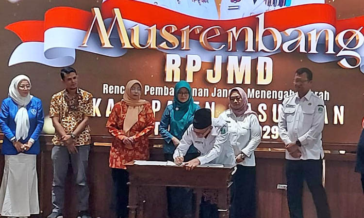 BUBUHKAN: Wakil Bupati Pasuruan, HM Shobih Asrori saat membubuhkan tanda tangan dalam kegiatan Musrenbang RPJMD di kantor Bupati Pasuruan, Rabu (30/4).