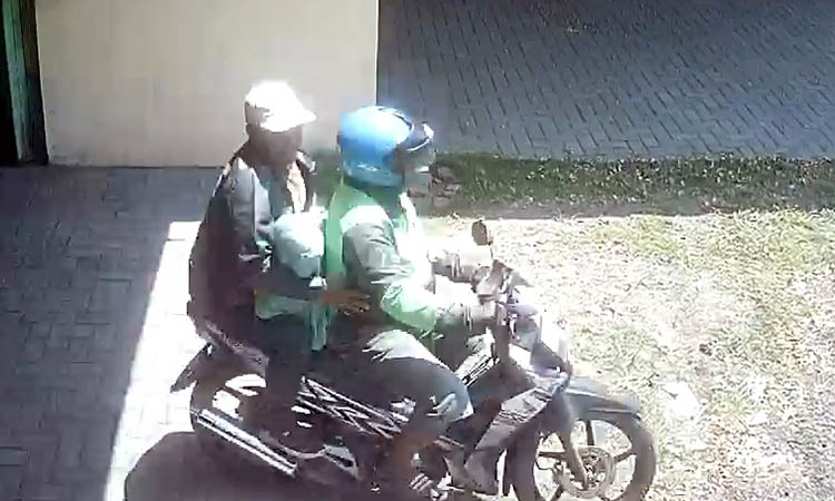DIGONDOL: Dua terduga pelaku yang menggondol kambing milik Tunggal Wiyono, warga Dusun Jodokan, Desa Cangkring Malang, Kecamatan Beji. Aksi itu, sempat terekam CCTV.