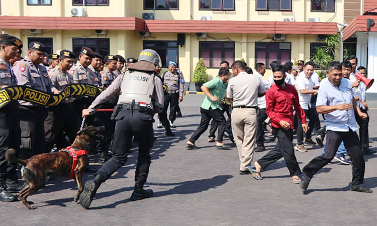 SIMULASI: Latihan pengamanan yang dilakukan personel kepolisian. Langkah ini diperlukan, untuk memastikan anggota memahami tugasnya di lapangan. Khususnya, ketika terjadi hal yang tak kondusif.