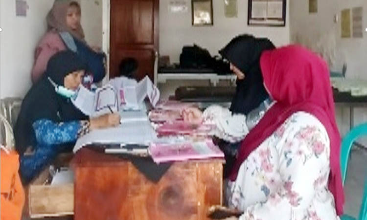 BERI PELAYANAN: Petugas kesehatan Puskesmas Lumbang saat memberikan pelayanan kepada ibu hamil. Dengan Inovasi MONCER, ibu hamil bisa memperoleh pelayanan antenatal yang komprehensif dan berkualitas.