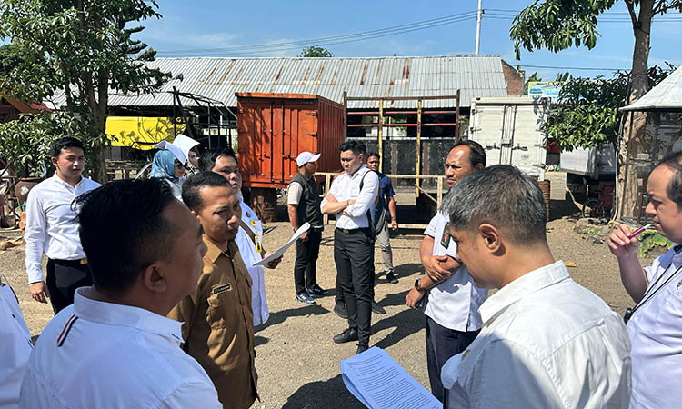 CEK LOKASI: Kegiatan pemeriksaan setempat yang dilakukan hakim beserta pihak tergugat dan penggugat di area Lapangan GOR Warungdowo, Kecamatan Pohjentrek.