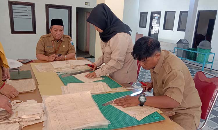 RESTORASI: Sejumlah petugas dari Dinas Kearsiapan dan Perpustakaan Provinsi Jatim dan Kabupaten Probolinggo merestorasi dokumen rusak, (28/4). (Inayah Maharani/ Radar Bromo)