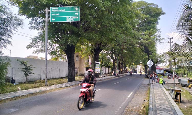 PARKIR MOBIL: Kawasan sepanjang jalan Pattimura yang disiapkan panitia untuk parkir mobil dalam acara Mayday Mlaku Bareng Bupati Pasuruan Mas Rusdi. (Rizal Syatori/ Radar Bromo)