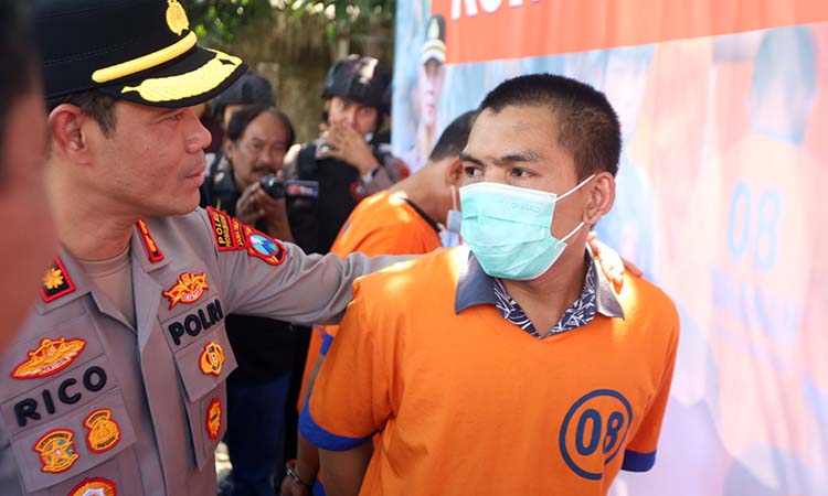 Kapolres Probolinggo Kota AKBP Rico saat meminta keterangan salah satu pelaku pencurian motor di 21 wilayah Probolinggo, (30/4). (Zainal Arifin/ Radar Bromo)