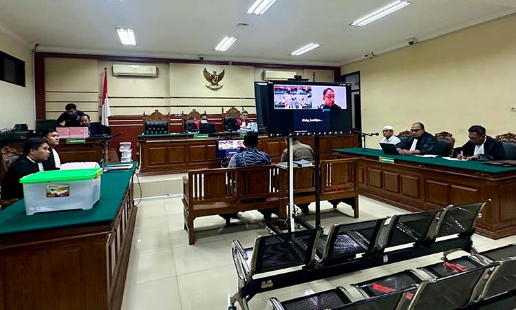 SAKSI AHLI: Suasana sidang kasus korupsi PKBM Salafiyah Kejayan di PN Tipikor Surabaya. (M Busthomi/ Radar Bromo)