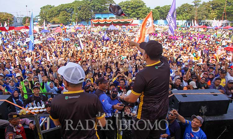 MERIAH: Bupati Pasuruan Rusdi Sutejo (topi hitam) dan Wabup Gus Shobih (topi putih) saat menyapa ribuan buruh di puncak May Day yang digelar di lapangan Plumbon, Pandaan (1/5).
