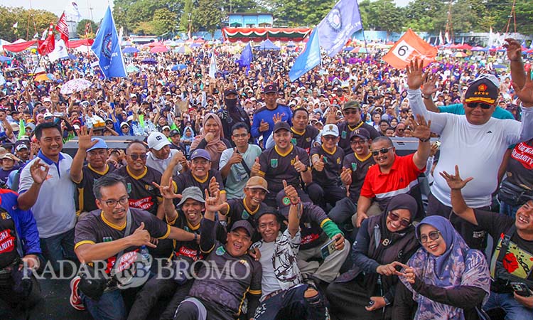 MAY DAY: Bupati Pasuruan Mas Rusdi (tengah, topi-baju hitam) berpose bareng jajaran pejabat pemkab, DPRD, Cak Sodiq, Forkopimda dan puluhan ribu buruh di Stadion Plumbon, Pandaan. (1/5).