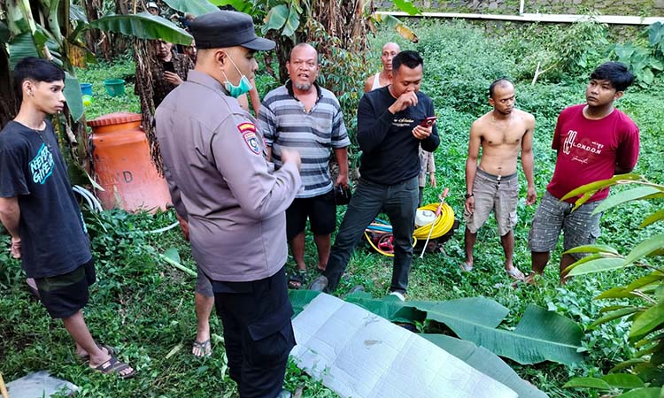 Jenazah Sumarno ditutup daun pisang saat ditemukan di kebun durian Purwodadi, Pasuruan.
