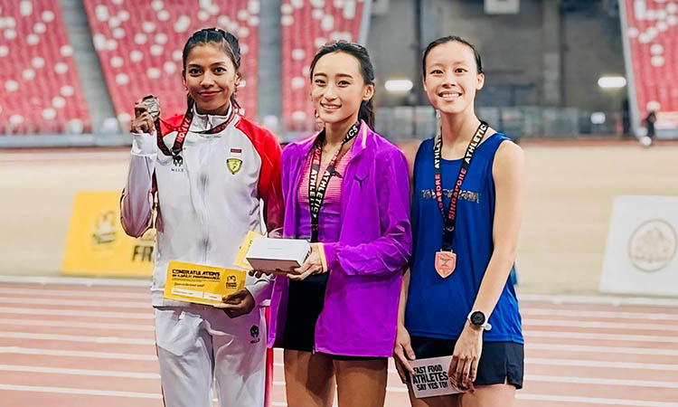 MEDALI PERAK: Mila Karmila (paling kiri) bersama juara pertama dan ketiga saat menerima trofi.